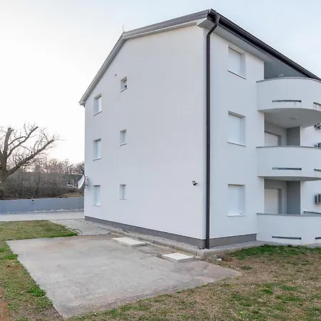 2 Bedroom Nice Apartment In Cizici Čižići
