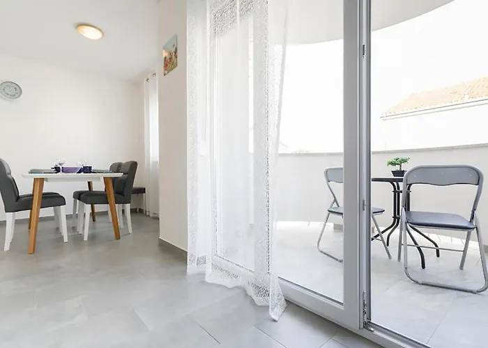 Cozy In With Wifi Appartamento Čižići